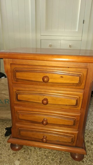 Mesita de noche de madera de Pino