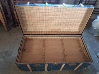 Baúl antiguo azul y dorado