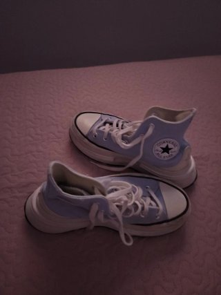 Zapatos Converse morados y Blancos
