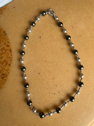 Collar con colgante y collar de perlas