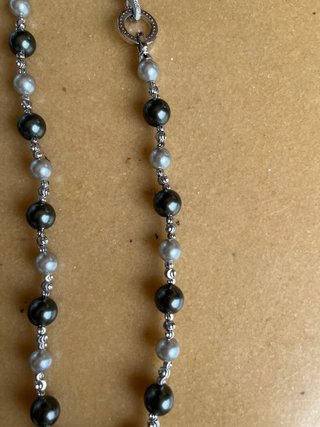 Collar con colgante y collar de perlas
