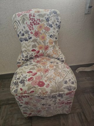 Sillón de tela estampado floral