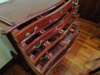 Mueble cubertero Reina Ana madera