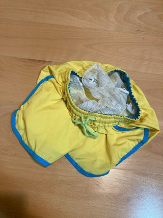 Bañador amarillo y azul
