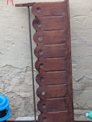 Perchero antiguo de madera y metal