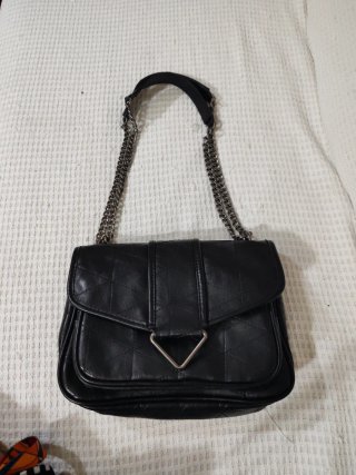 Bolso negro con asa ajustable