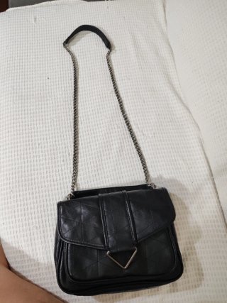 Bolso negro con asa ajustable
