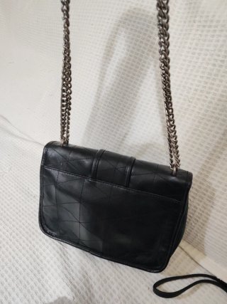 Bolso negro con asa ajustable