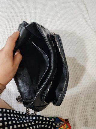 Bolso negro con asa ajustable