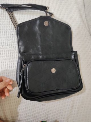Bolso negro con asa ajustable