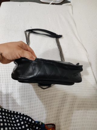 Bolso negro con asa ajustable