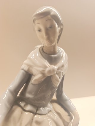 Figura  porcelana,Nao by Lladró , Chica Sentada