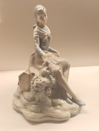 Figura  porcelana,Nao by Lladró , Chica Sentada