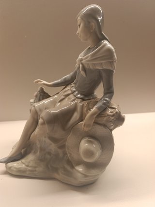 Figura  porcelana,Nao by Lladró , Chica Sentada