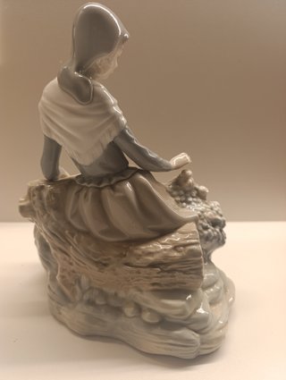 Figura  porcelana,Nao by Lladró , Chica Sentada