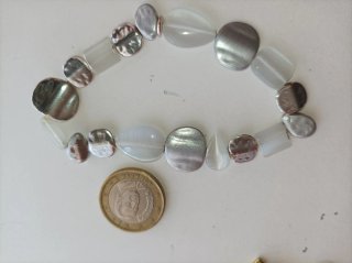 Pulsera plata y blanco