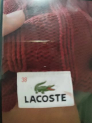 Jersey Lacoste Rojo con Capucha y Botones Madera