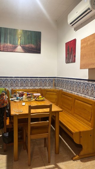 Mesa de comedor y banco de madera
