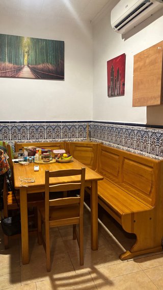 Mesa de comedor y banco de madera