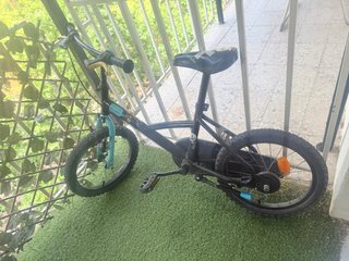 Bicicleta infantil negra y azul
