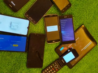 Lotto di 11 cellulari e 1 tablet