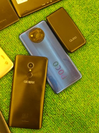 Lotto di 11 cellulari e 1 tablet