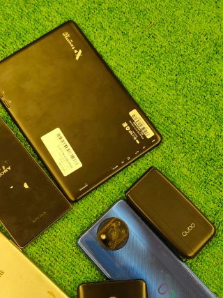 Lotto di 11 cellulari e 1 tablet