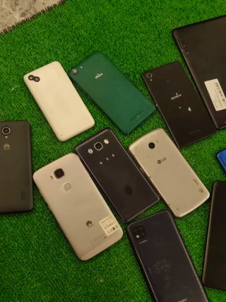Lotto di 11 cellulari e 1 tablet