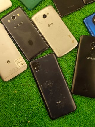 Lotto di 11 cellulari e 1 tablet