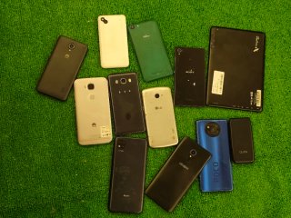 Lotto di 11 cellulari e 1 tablet