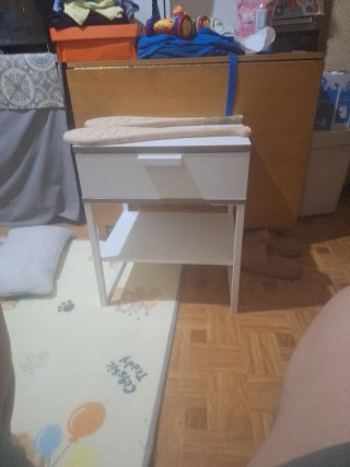 Mesita auxiliar blanca y madera