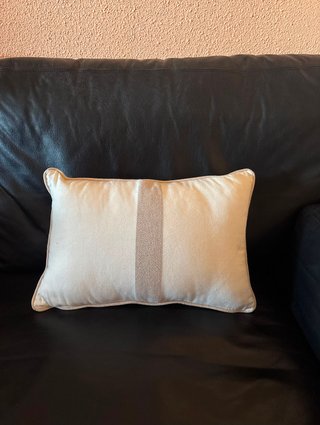Cojín Beige 45x30 cm con Bordado Rojo
