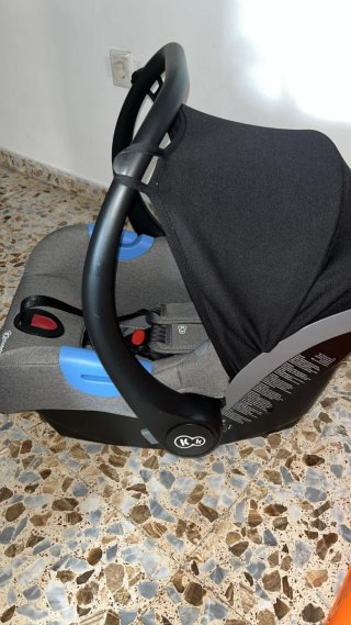 Cuna de bebé blanca con diseño de león