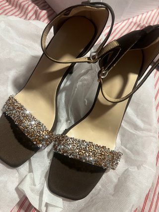 Zapatos de tacón marrones con adornos dorados