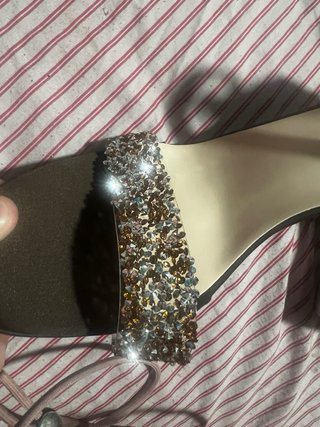 Zapatos de tacón marrones con adornos dorados