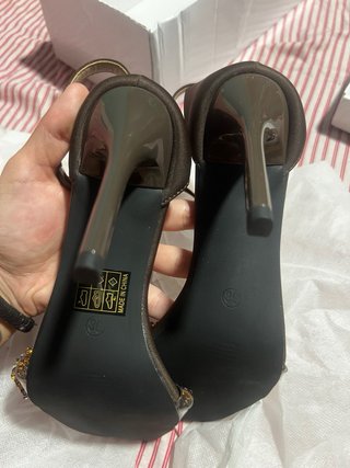 Zapatos de tacón marrones con adornos dorados