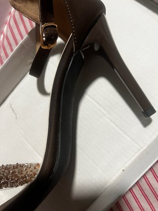 Zapatos de tacón marrones con adornos dorados