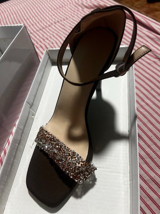 Zapatos de tacón marrones con adornos dorados