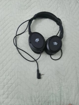 Auriculares negros con cable