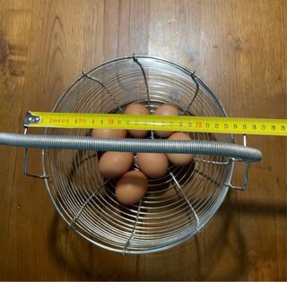 Cesta de huevos metálica con asa