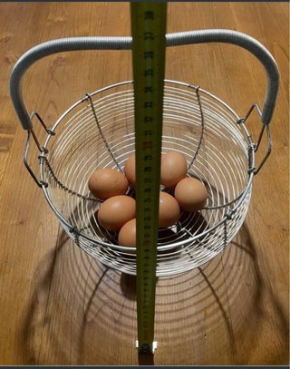Cesta de huevos metálica con asa