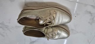 Zapatos dorados de vestir