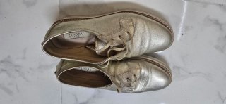 Zapatos dorados de vestir