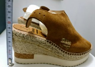 Sandali con zeppa in camoscio marrone