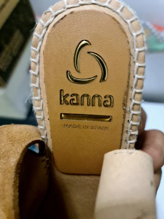 Sandali con zeppa in camoscio marrone
