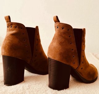 Botines marrones con tachuelas