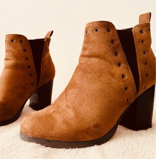 Botines marrones con tachuelas
