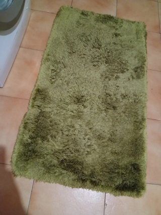 Alfombra pelo largo verde tipo Aran