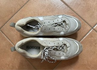 Zapatillas Blogger blancas y grises con plataforma