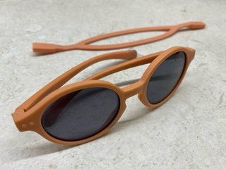 Gafas de sol IZIPIZI 9-36 meses. Color melocotón.